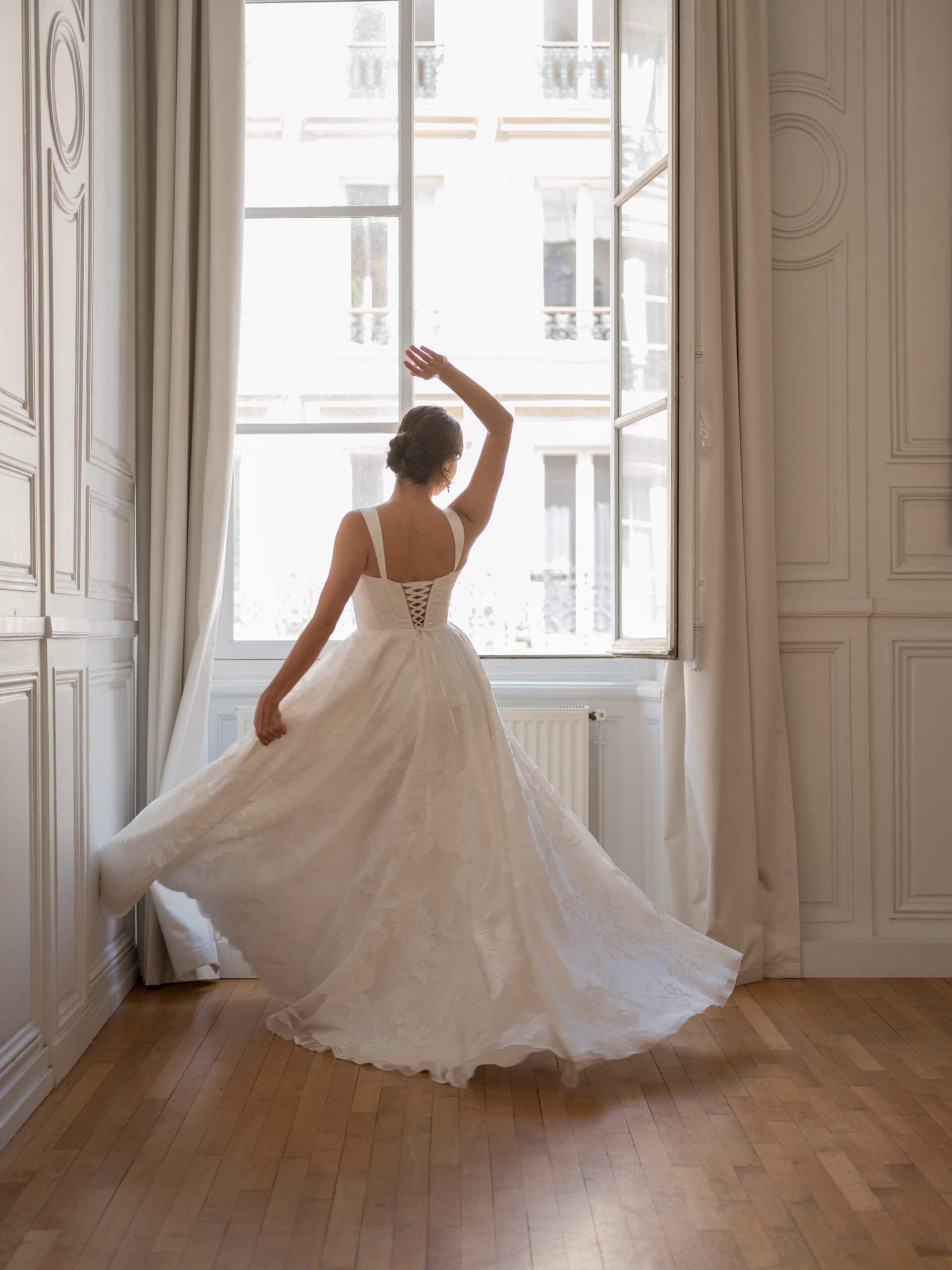 Selene zoom dos Lambert Créations robe de mariée A-line fluide décolleté corset bretelles jupe évasée boutique de robes de mariée Paris