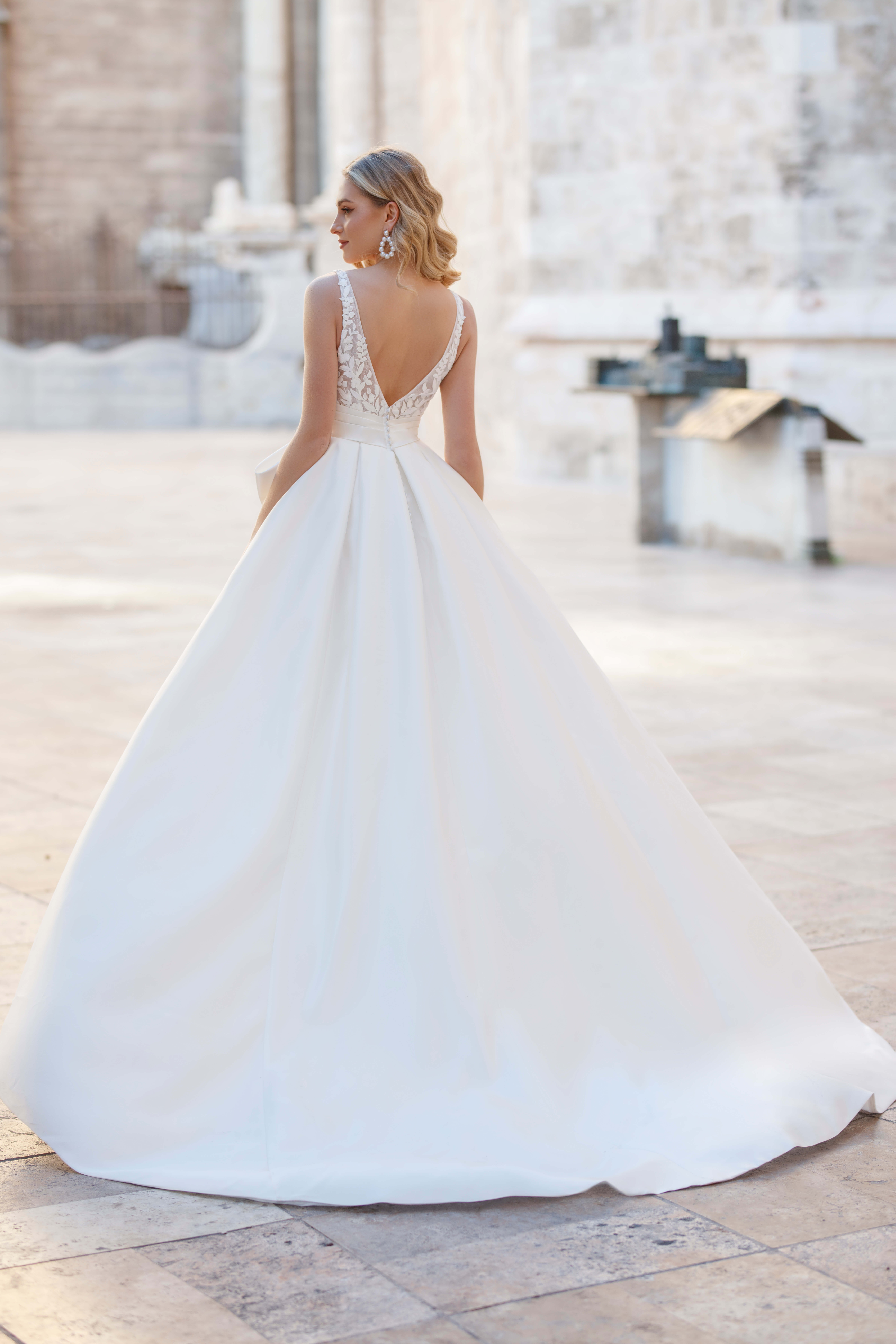 Sky dos Jarice robe de mariée princesse mikado top dentelle decolleté dos en V ceinture taille jupe plis boutique de robes de mariée Paris