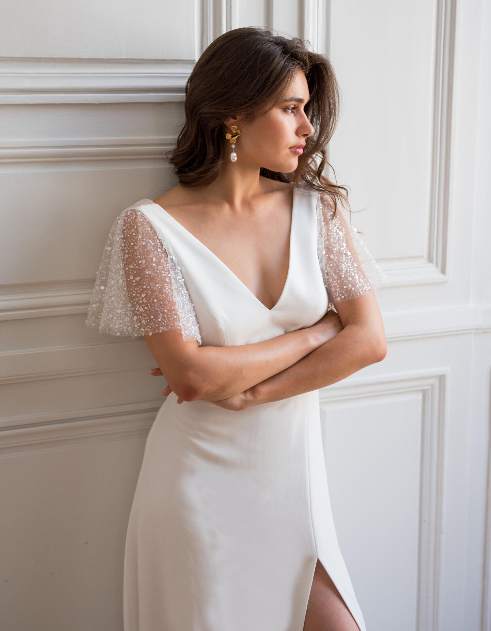 Stella zoom face Lambert Créations robe de mariée fluide bohême simple crêpe tulle brillant décolleté V dos nu tulle drapé jupe fendue magasin de robes de mariée Paris