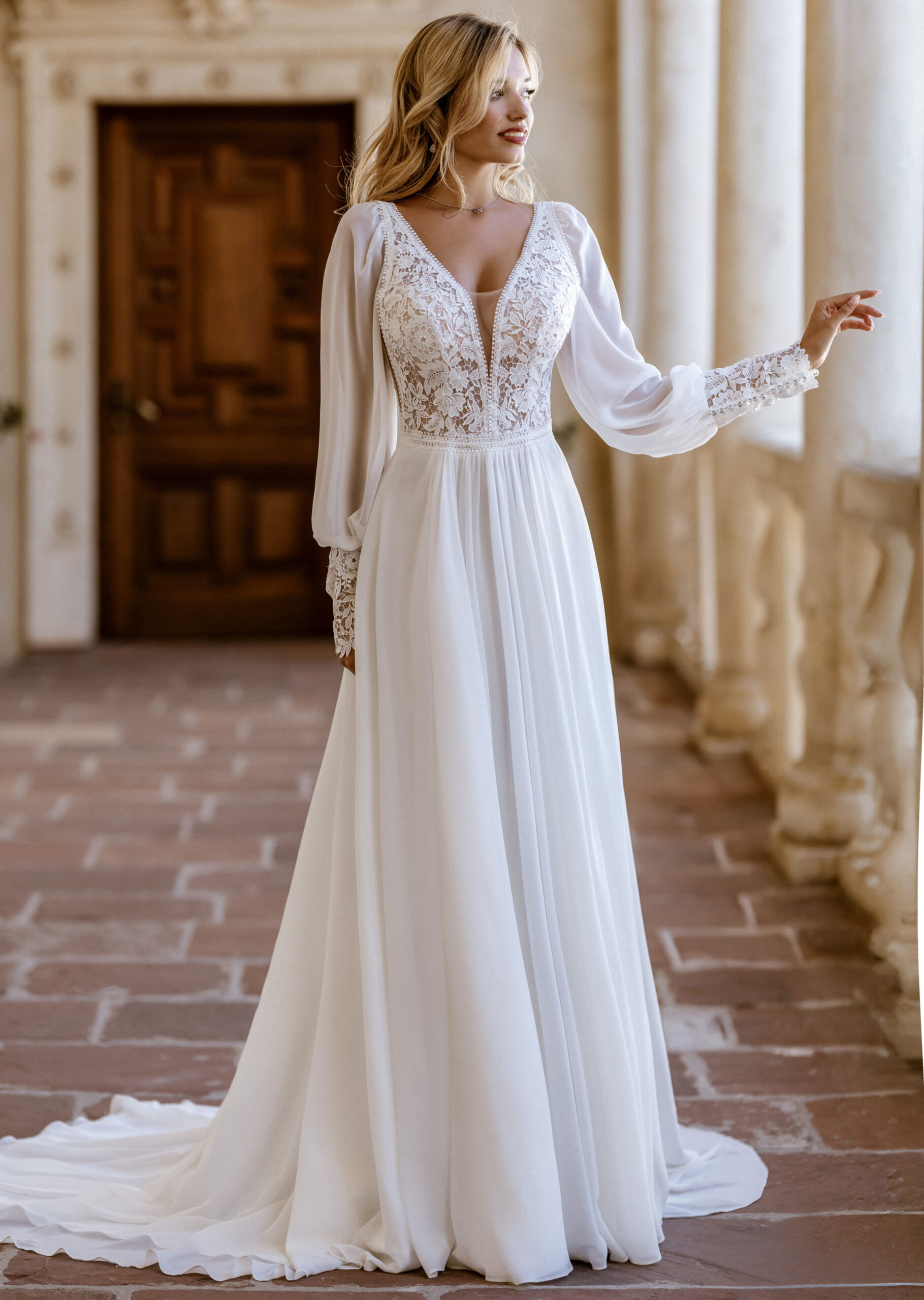 Suzette face MS Moda robe de mariée fluide jupe manches longues mousseline top dentelle décolleté V traîne boutique de robes de mariée Annecy