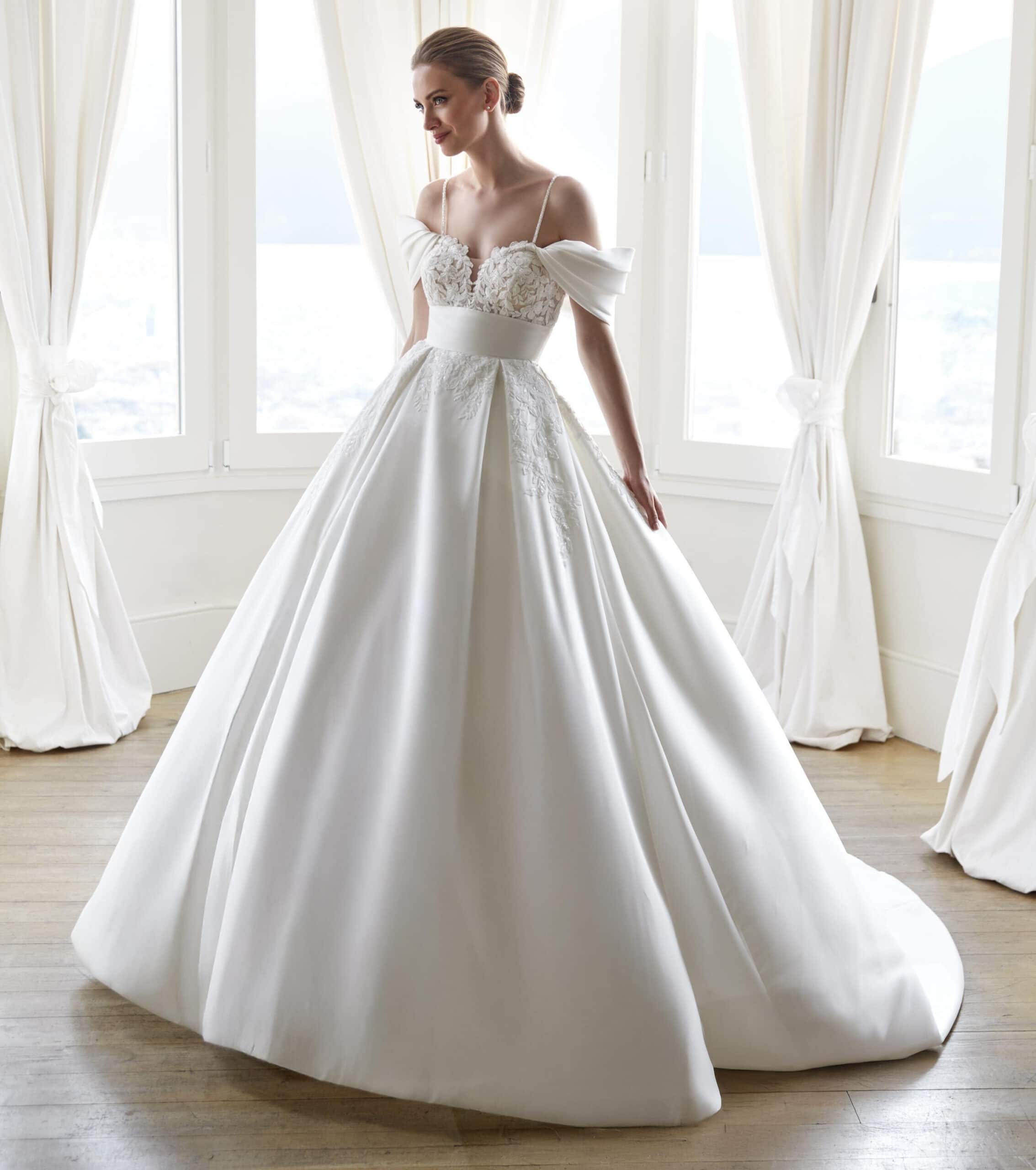 Tala face San Patrick robe de mariée princesse satin bustier coeur dentelle bretelles fines manchettes traîne boutique de robes de mariée Paris