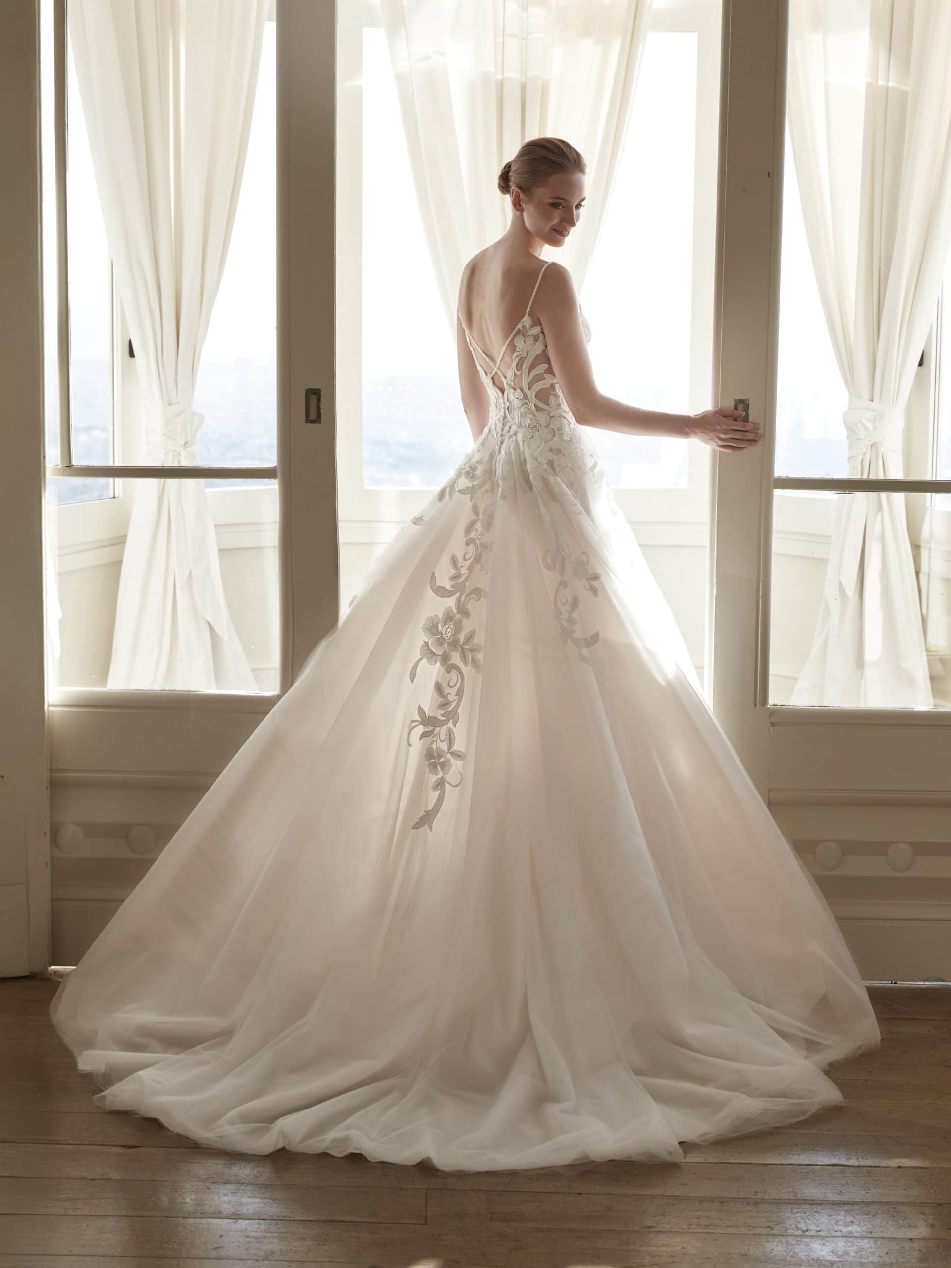 Terri dos San Patrick robe de maiée princesse A-line tulle dentelle bretelles fines traîne magasin de robes de mariée Paris