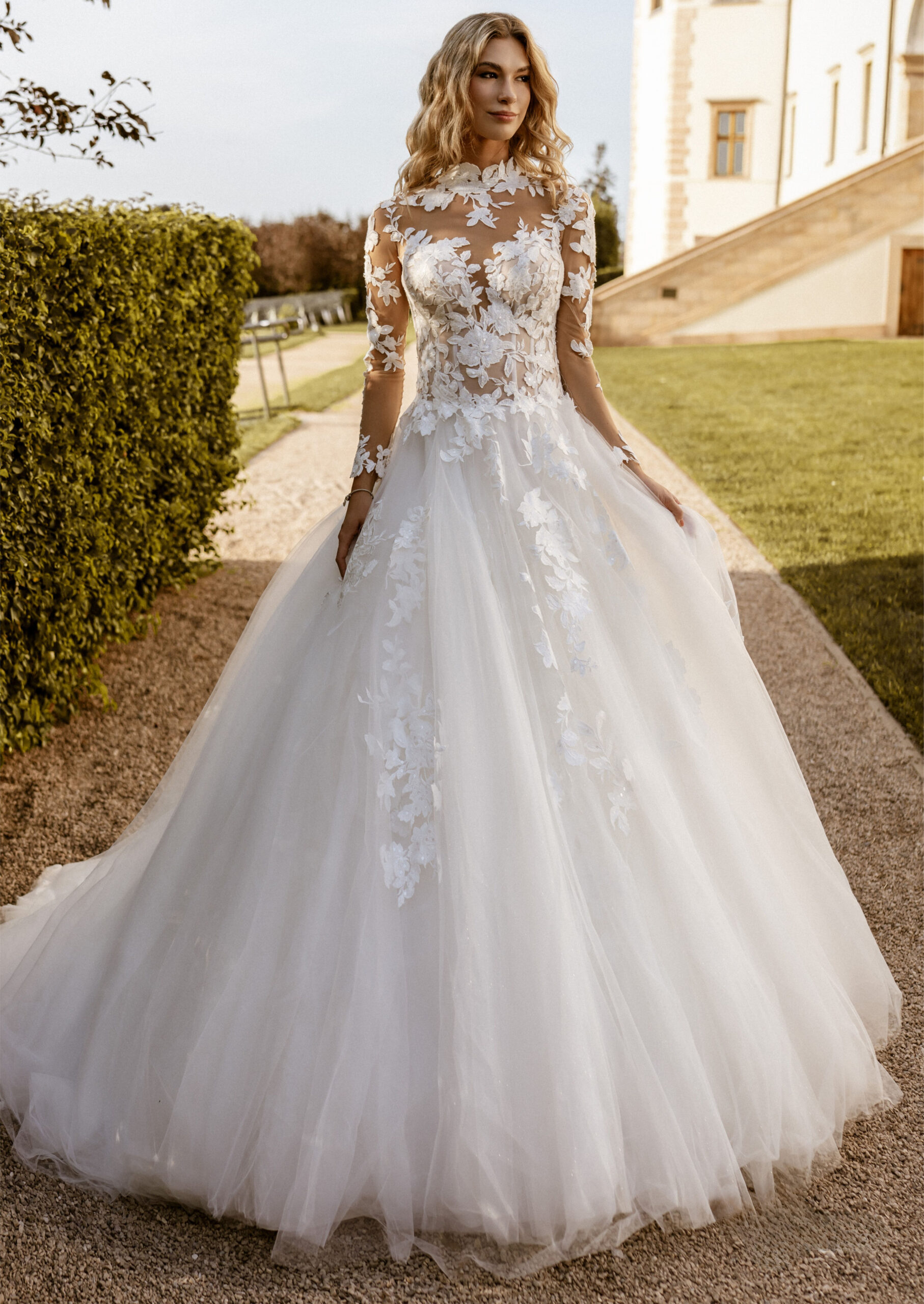 Veronique face MS Moda robe de mariée princesse tulle dentelle top manches longues col montant traîne boutique de robes de mariée Annecy