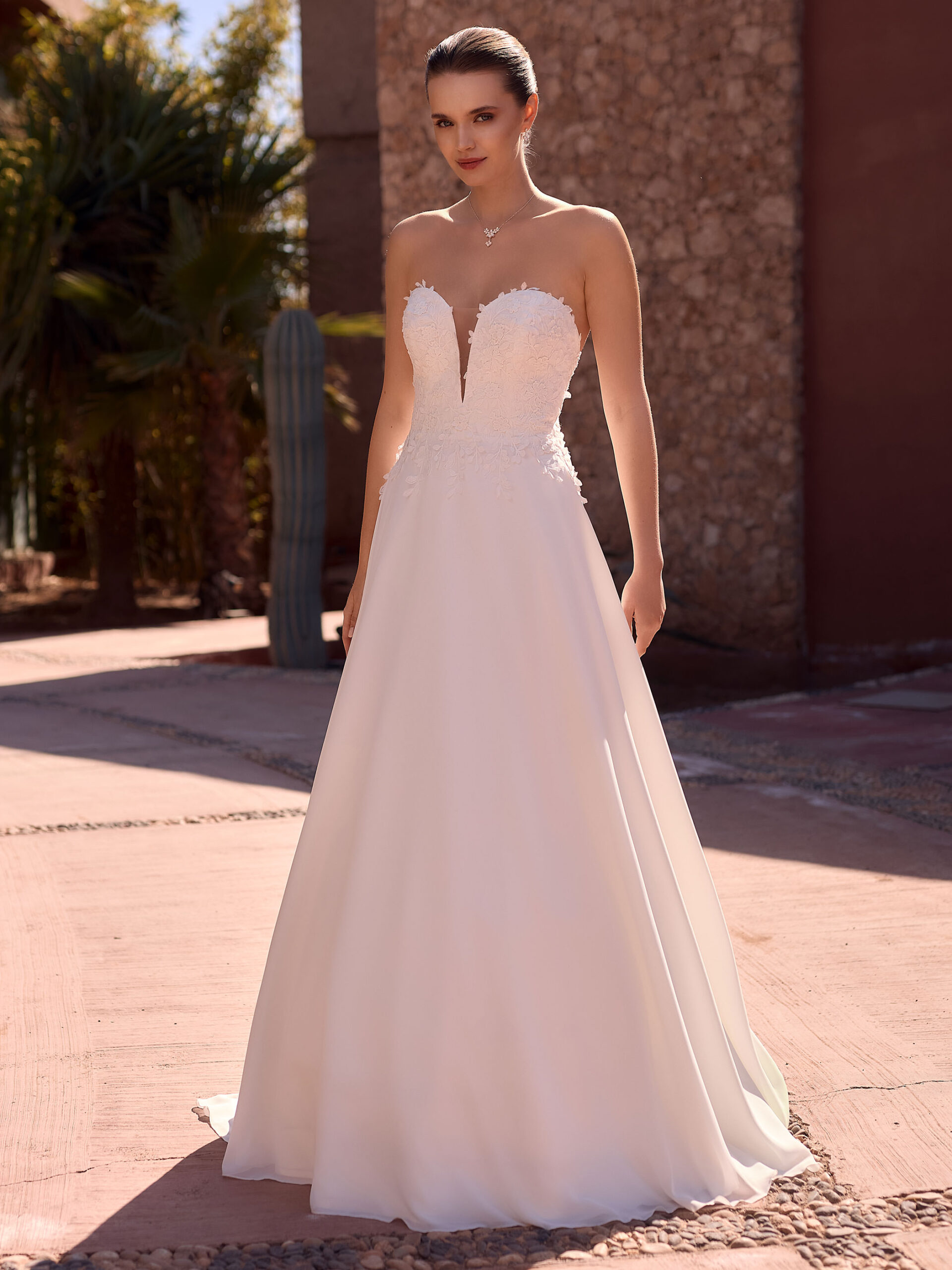 Winnie face Bianco evento robe de mariée A-line traèze bustier coeur jupe mousseline traîne boutique de robe de mariée Annecy