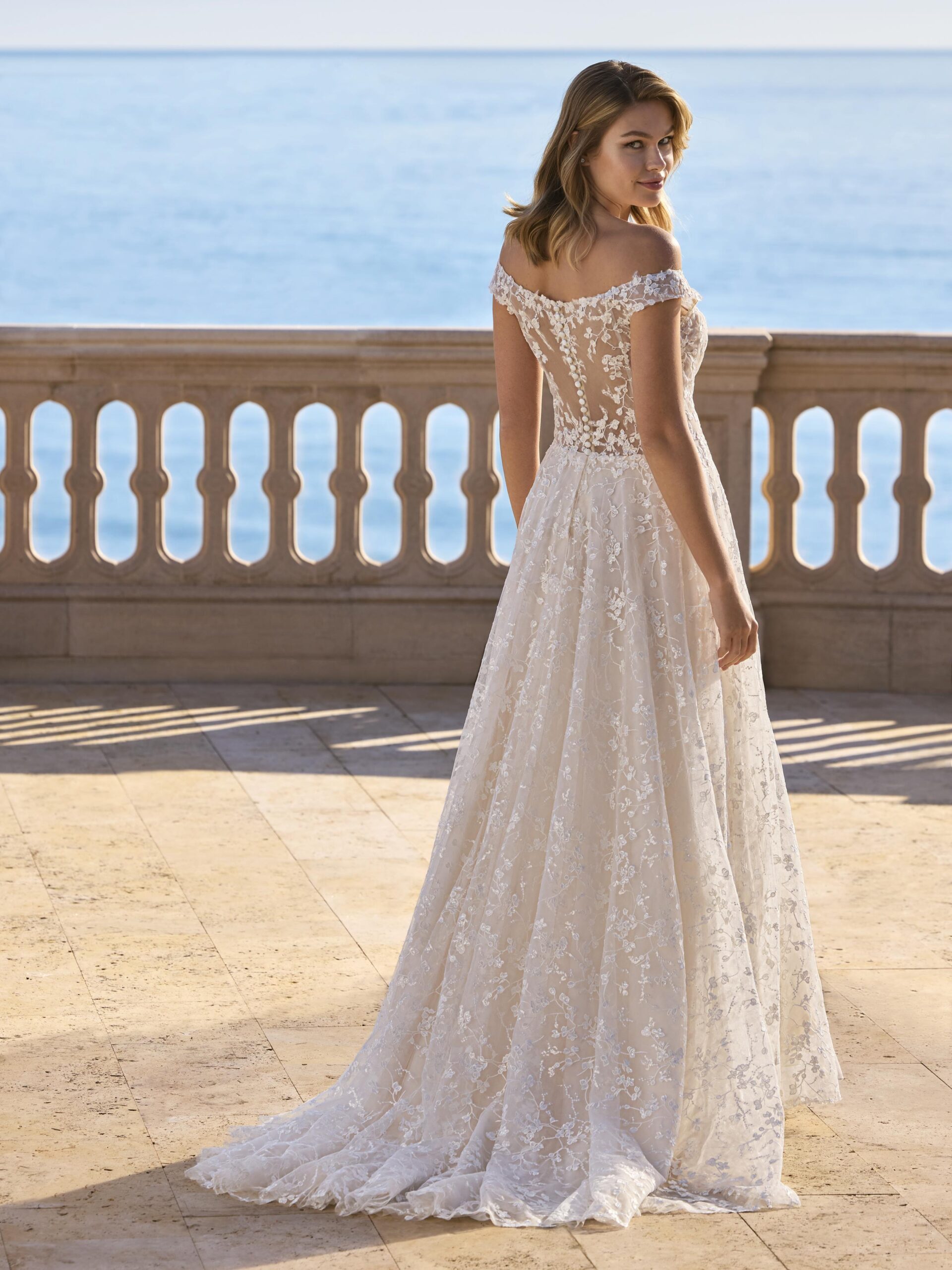 Xyris dos Ladybird robe de mariée A-line trapèze décolleté V dentelle manchettes dos décolleté bateau jupe tulle petite traîne romantique boutique de robes de mariée Annecy