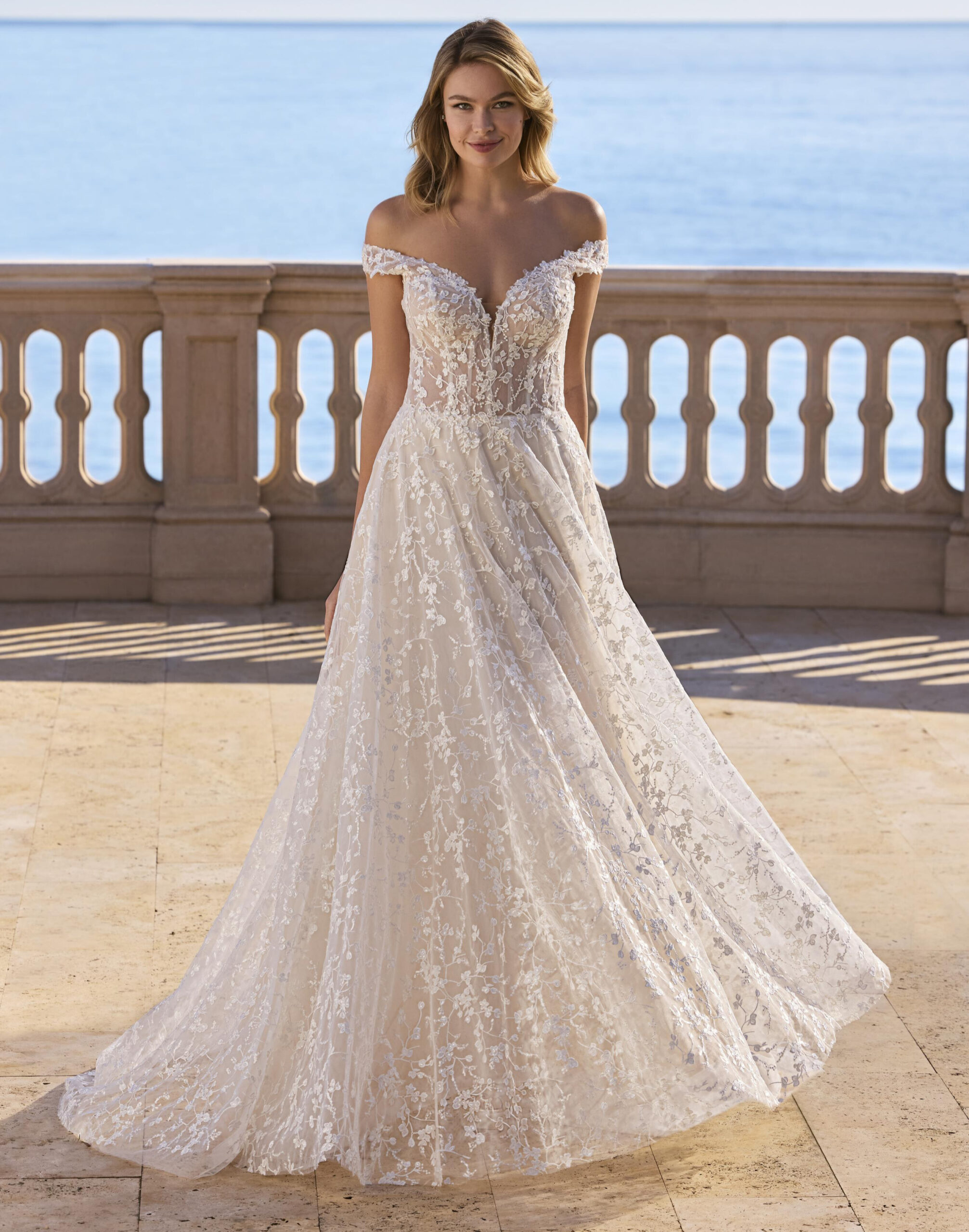 Xyris face Ladybird robe de mariée A-line trapèze décolleté V dentelle manchettes dos décolleté bateau jupe tulle petite traîne romantique boutique de robes de mariée Annecy