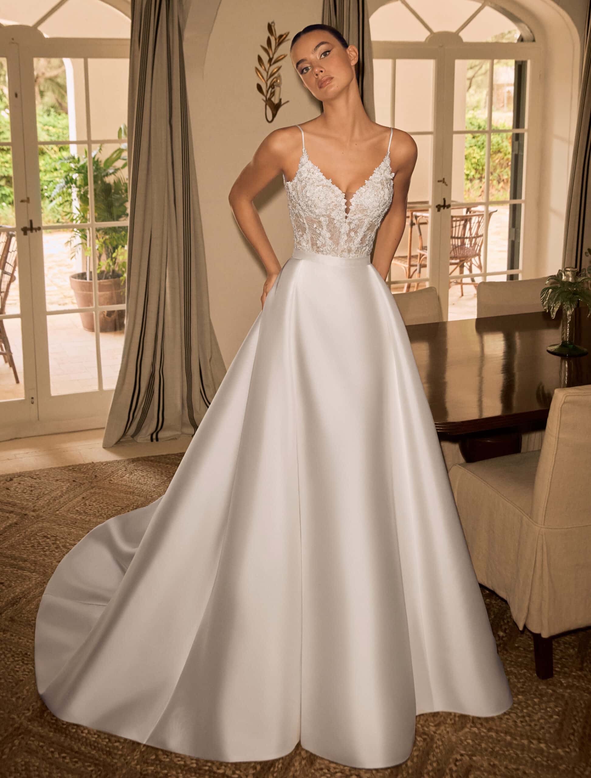 Yolanda face Alberto Palatchi robe de mariée princesse stin dentelle décolleté V bretelles magasin de robes de mariée o'scarlett annecy