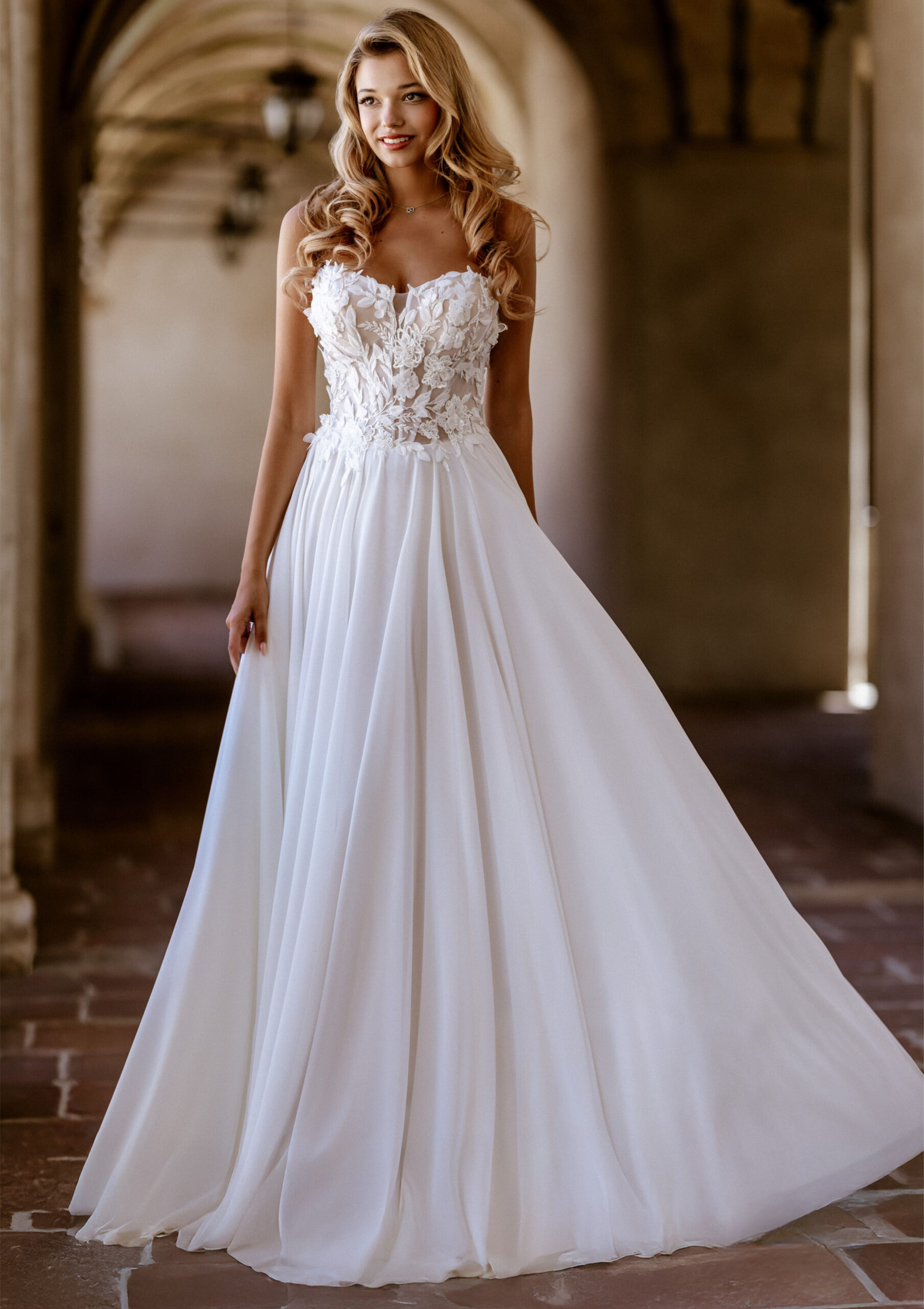 Zuza face MS Moda robe de mariée fluide trapèze bustier vague dentelle jupe mousseline boutique de robes de mariée Paris