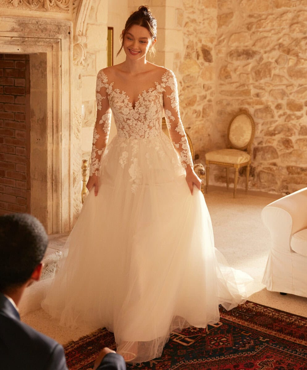 11278 face Justin Alexander robe de mariée princesse dentelle tulle traîne manches longues dentelle décolleté V magasin de robes de mariée Paris