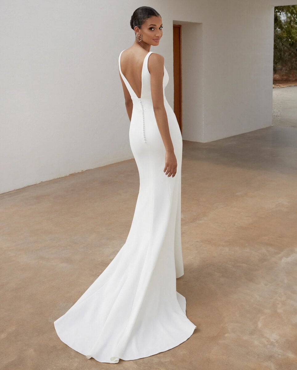 11344 Alba dos Adore Justin Alexander robe de mariée sirène en crêpe décolleté V bretelles traîne robe simple robe épuré style contemporain boutique de robes de mariée paris