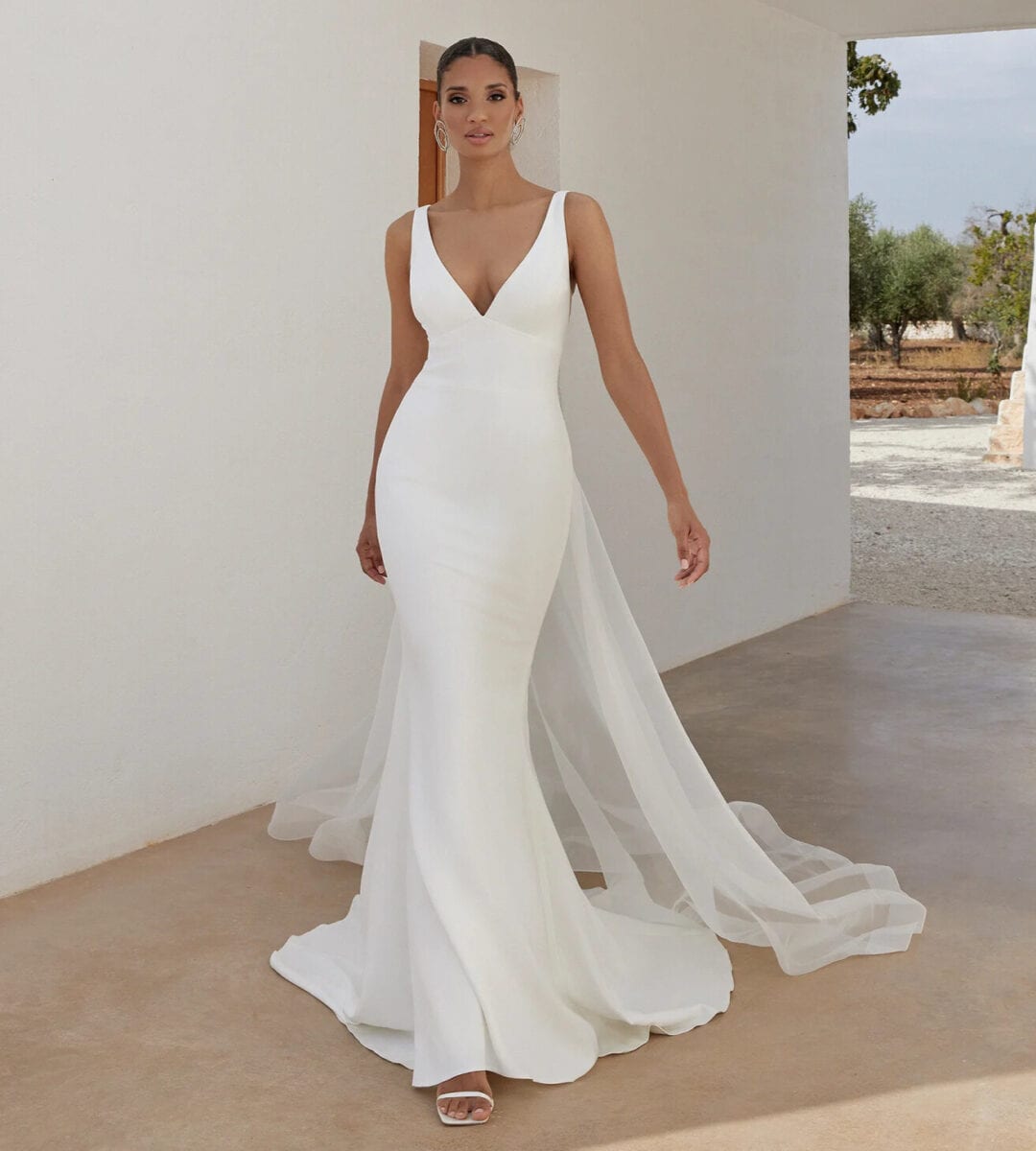 11344 Alba face Adore Justin Alexander robe de mariée sirène en crêpe décolleté V bretelles traîne robe simple robe épuré style contemporain boutique de robes de mariée paris