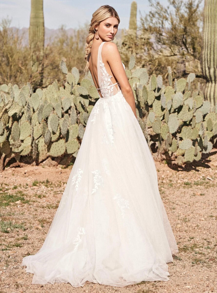 66155 dos Lillian West robe de mariée A-line trapèze princesse tulle dentelle top dentelle décolleté V bretelles traîne magasin de robes de mariée Paris