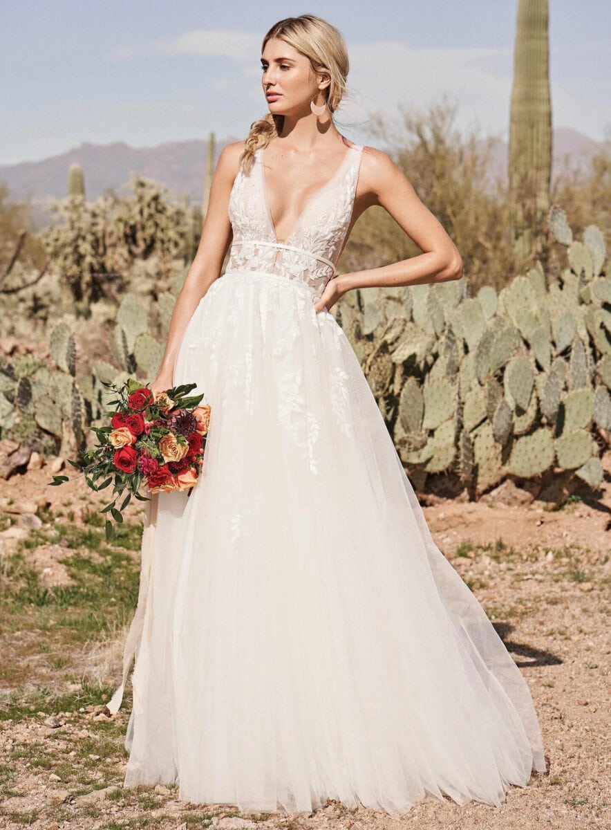 66155 face Lillian West robe de mariée A-line trapèze princesse tulle dentelle top dentelle décolleté V bretelles traîne magasin de robes de mariée Paris