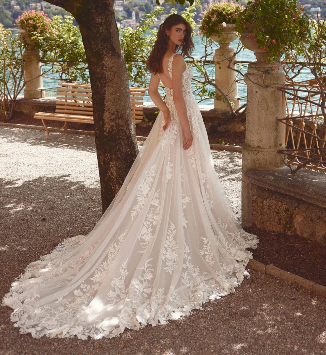 88393 Isley dos Justin Alexander robe de mariée A-line trapèze dentelle bretelles décolleté V traîne boutique de robes de mariée Paris