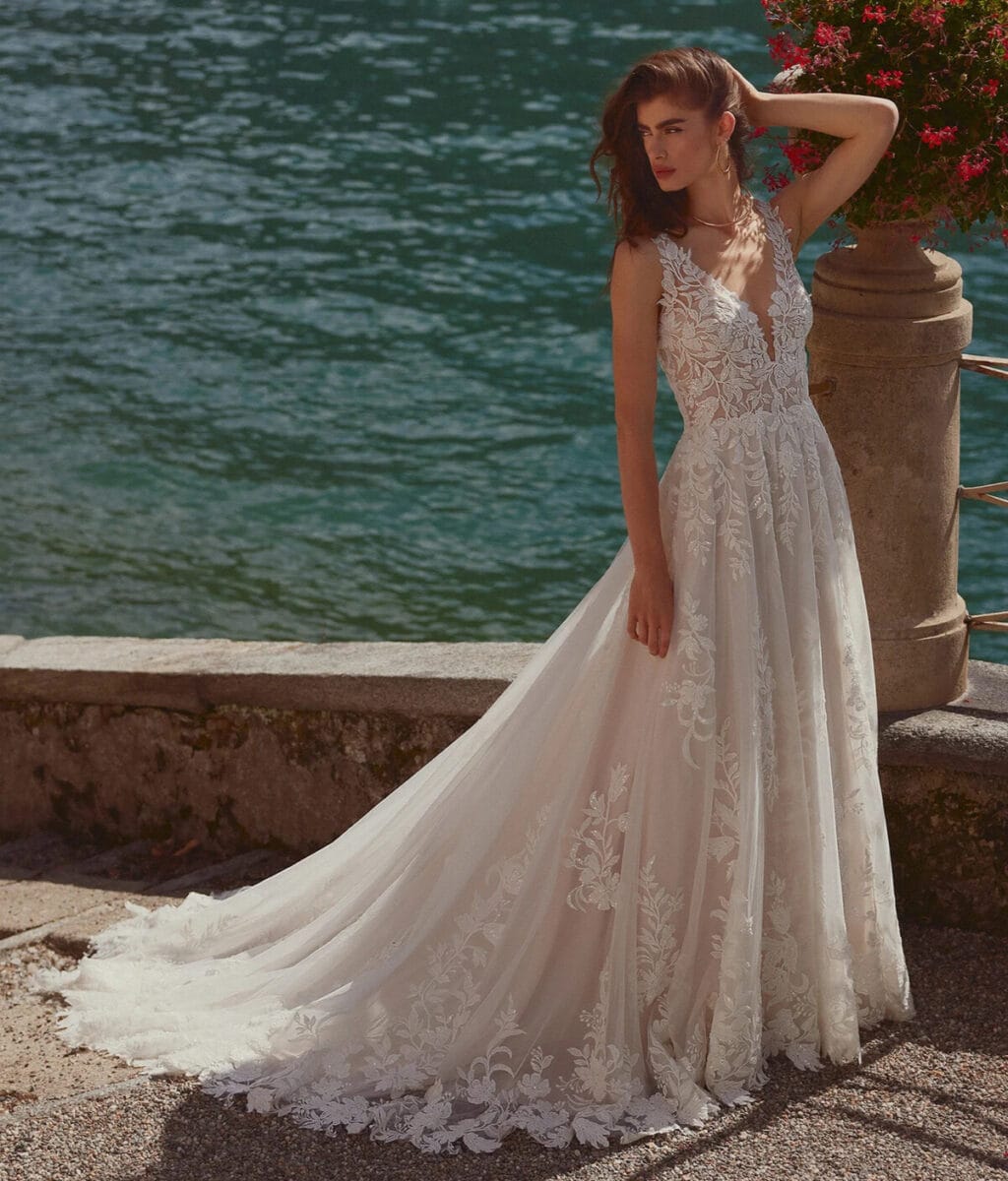 88393 Isley face Justin Alexander robe de mariée A-line trapèze dentelle bretelles décolleté V traîne boutique de robes de mariée Paris