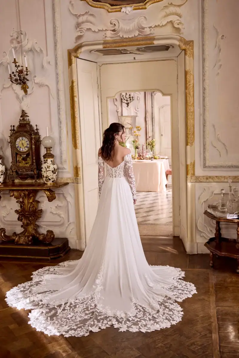 88480 Leila dos Justin Alexander robe de mariée A-line trapèze dentelle bustier drapé jupe fendue boutique de robes de mariée Nogent sur Marne