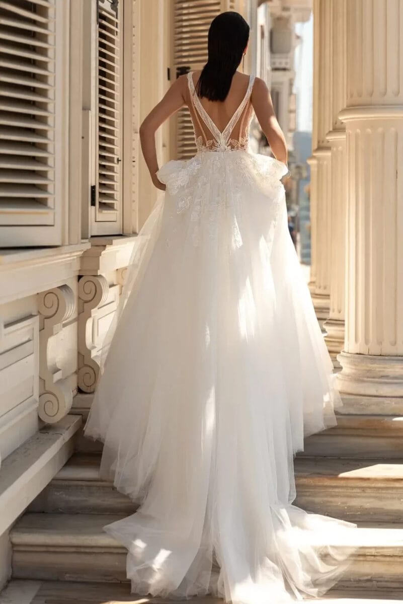 Anima dos Pollardi robe de mariée A-line trapèze tulle dentelle décolleté V dentelle est perles bretelles traîne magasin de robes de mariée Paris