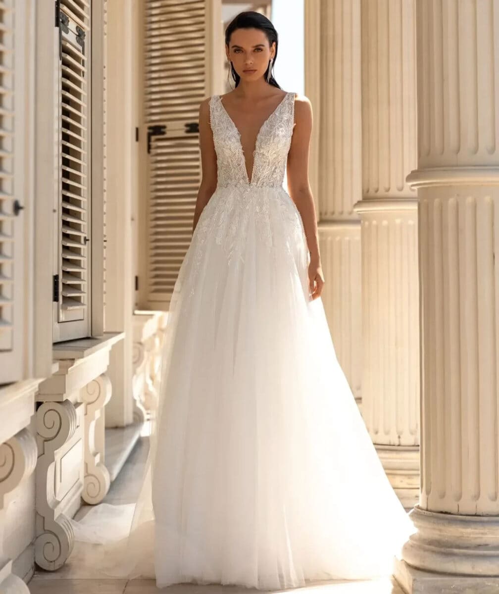 Anima face Pollardi robe de mariée A-line trapèze tulle dentelle décolleté V dentelle est perles bretelles traîne magasin de robes de mariée Paris