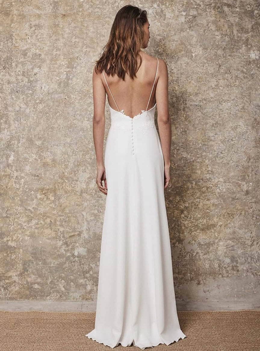 Aphrodite dos Lambert Créations robe de mariée fluide évasée crêpe décolleté V applications de dentelle magasin de robes de mariée Paris