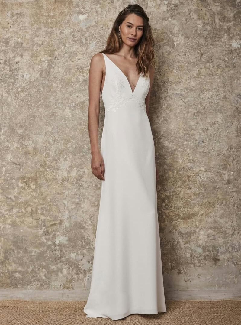 Aphrodite face Lambert Créations robe de mariée fluide évasée crêpe décolleté V applications de dentelle magasin de robes de mariée Paris