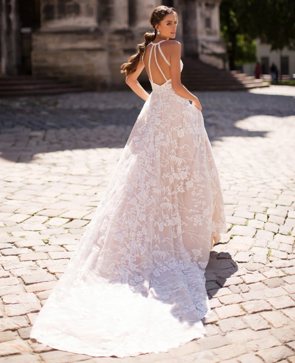 Excelsa dos Pollardi robe de mariée A-line trapèze princesse en tulle et dentelle top décolleté V profond bretelles traîne magasin de robes de mariée Paris