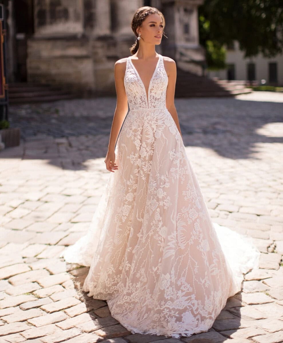Excelsa face Pollardi robe de mariée A-line trapèze princesse en tulle et dentelle top décolleté V profond bretelles traîne magasin de robes de mariée Paris