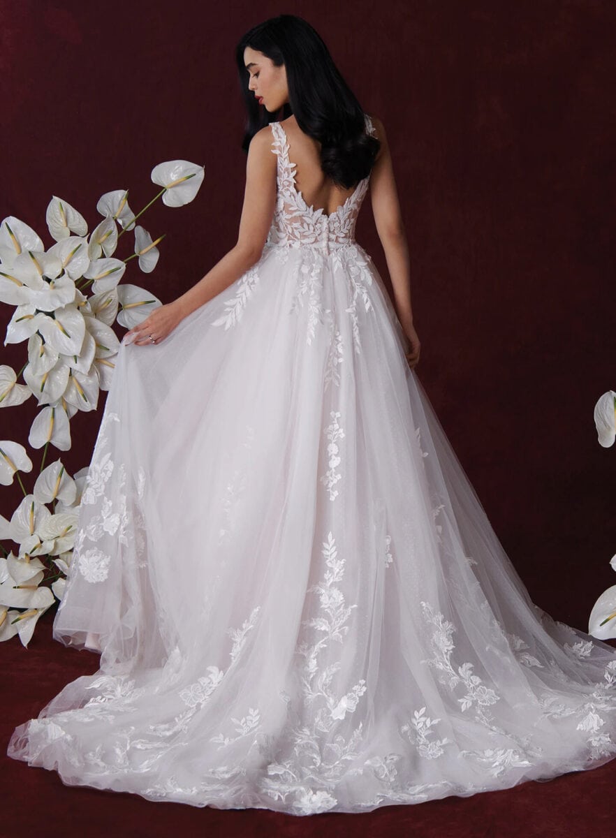 Hosanna 88363 dos justin alexander robe de mariée princesse tulle dentelle décolleté V top dentelle jupe application de dentelle traîne dos décolleté V boutique de robes de mariée Paris.jpg