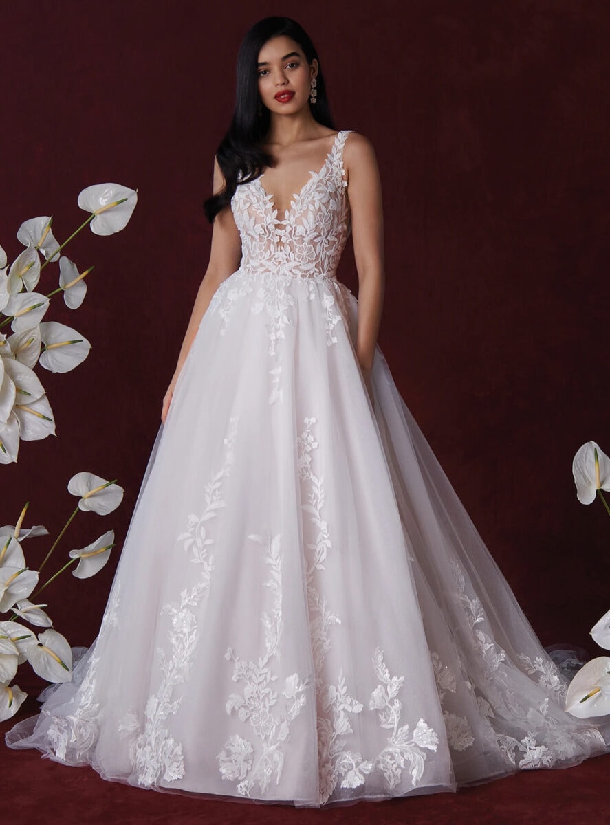 Hosanna 88363 face justin alexander robe de mariée princesse tulle dentelle décolleté V top dentelle jupe application de dentelle traîne dos décolleté V boutique de robes de mariée Paris.jpg