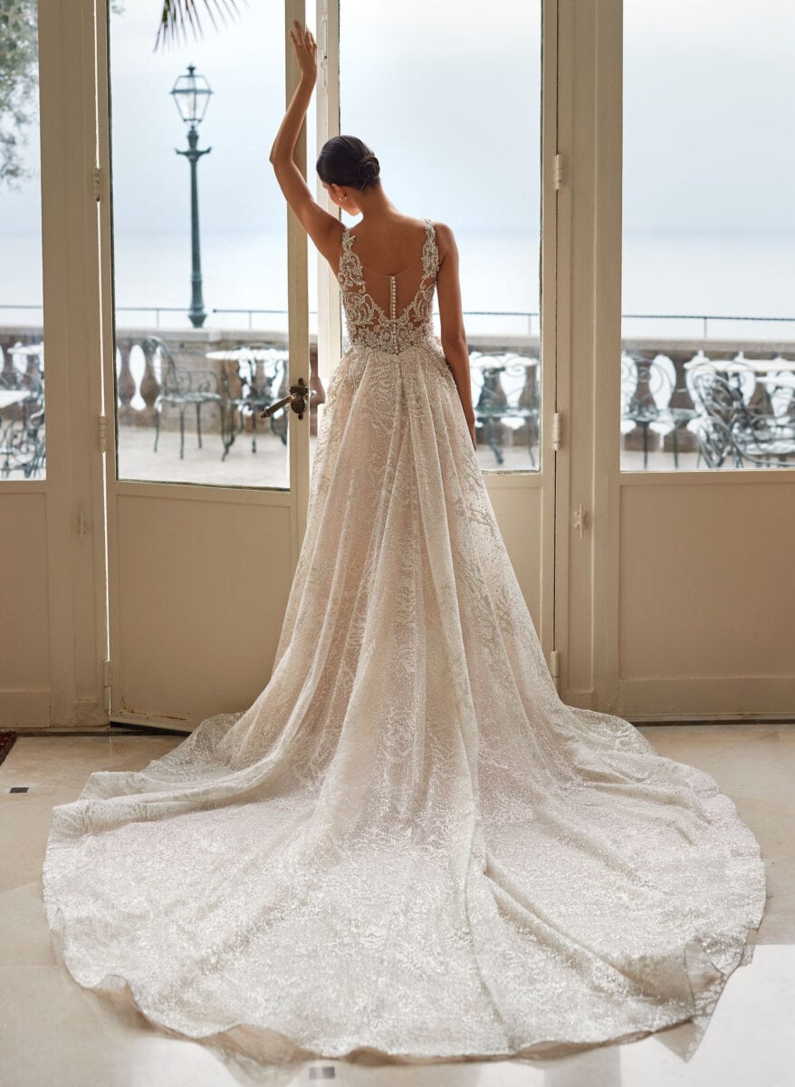 Kalvina dos Pollardi robe de mariée princesse en dentelle décolleté V profond bretelles magasin de robes de mariée Paris
