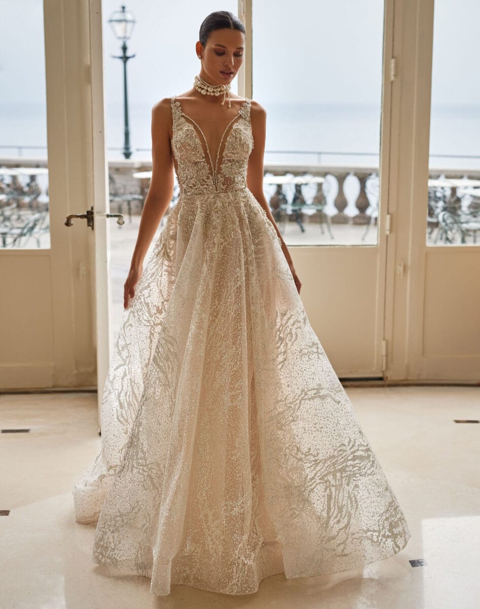 Kalvina face Pollardi robe de mariée princesse en dentelle décolleté V profond bretelles magasin de robes de mariée Paris