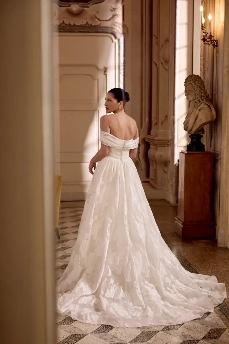 Lily 88495 dos Justin Alexander robe de mariée organza imprimé bustier coeur drapé manchettes traîne boutique de robes de mariée Nogent sur Marne