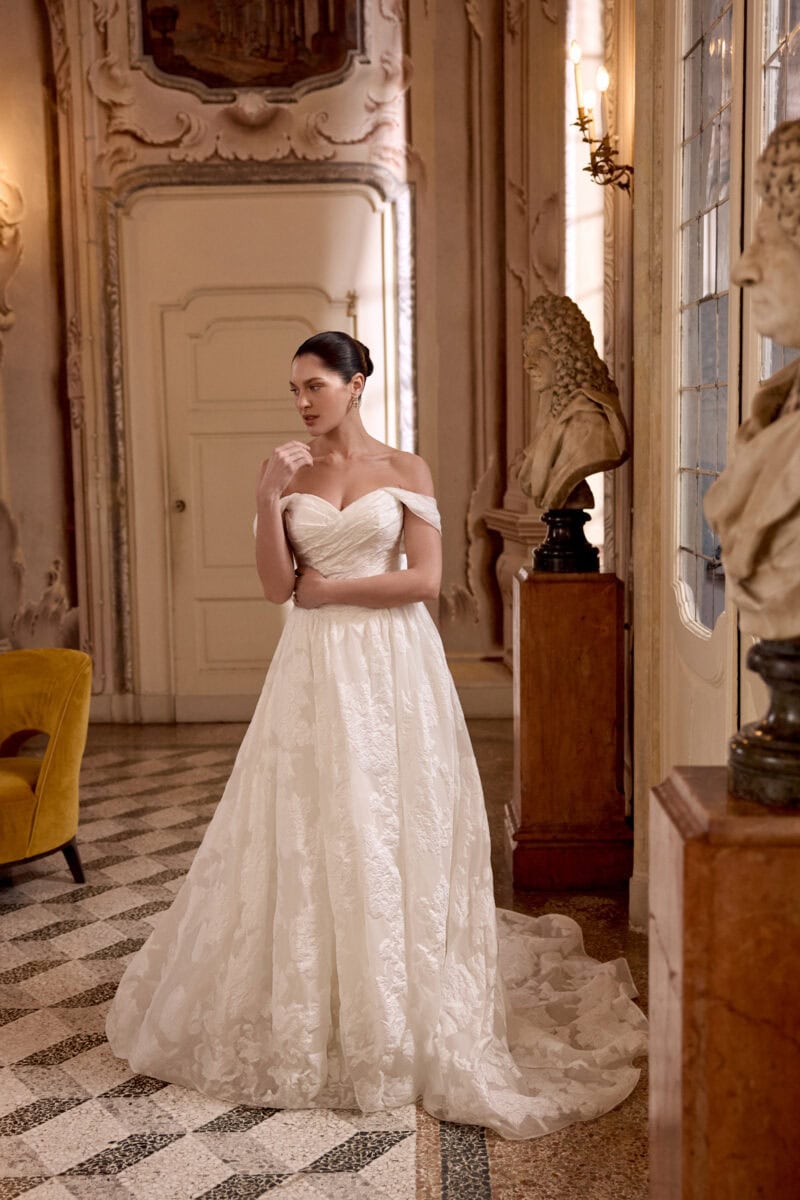 Lily 88495 face Justin Alexander robe de mariée organza imprimé bustier coeur drapé manchettes traîne boutique de robes de mariée Nogent sur Marne