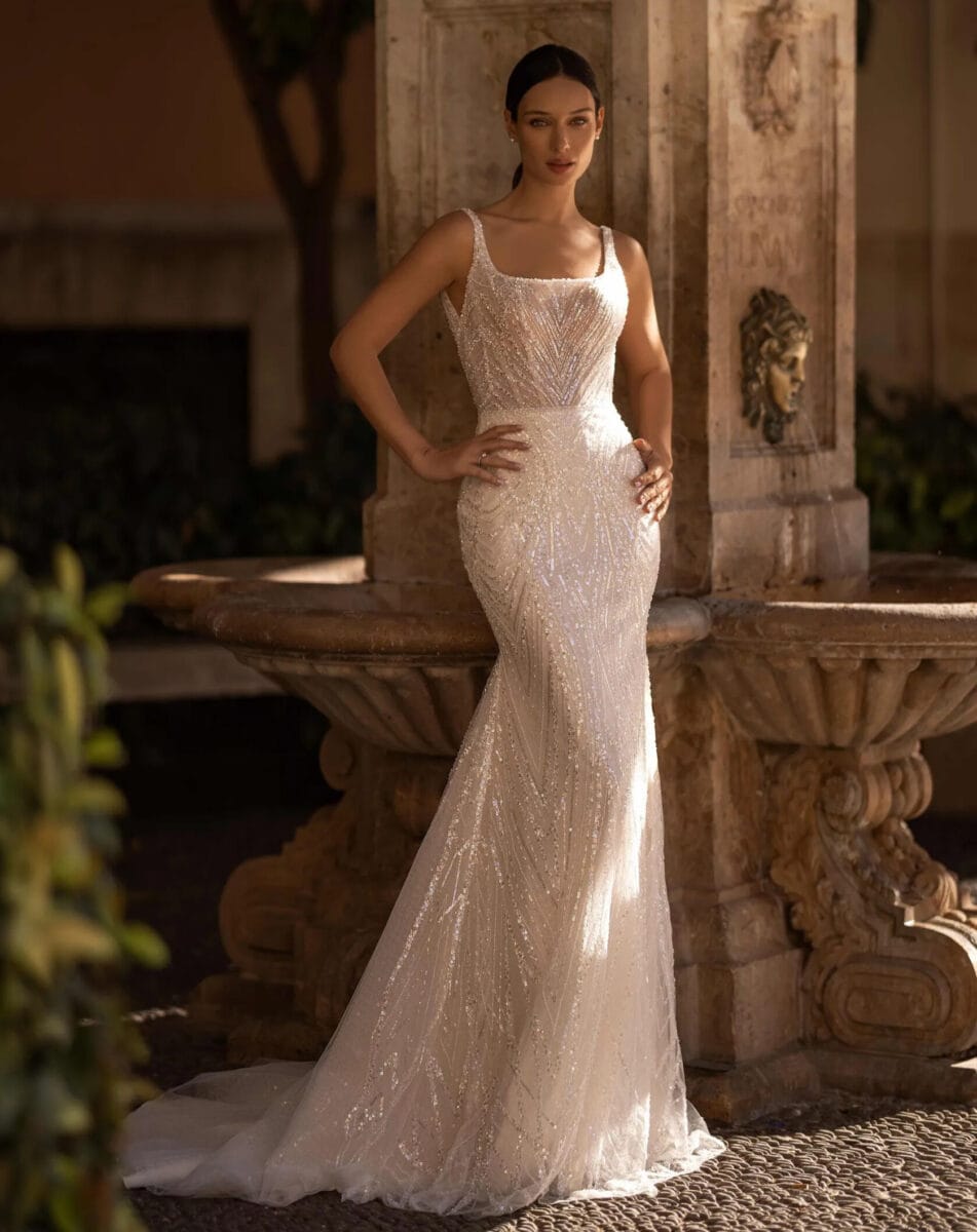 10131 face Selestia robe de mariée sirène perlée décolleté carré bretelles taille marquées traîne magasin de robes de mariée Annecy