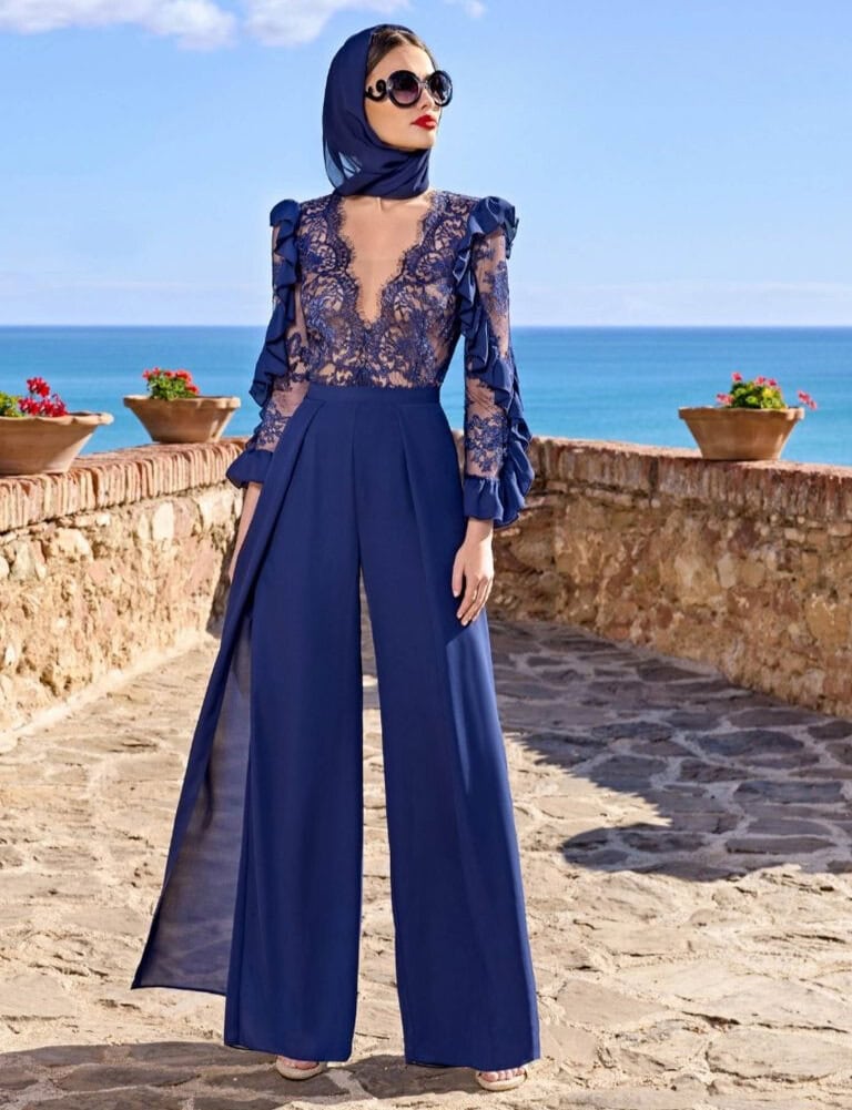 11250026 face Sonia Pena combinaison de soirée top dentelle décolleté V manches longues dentelle volantées pantalon large fluide mousseline magasin de robes de mariée Paris