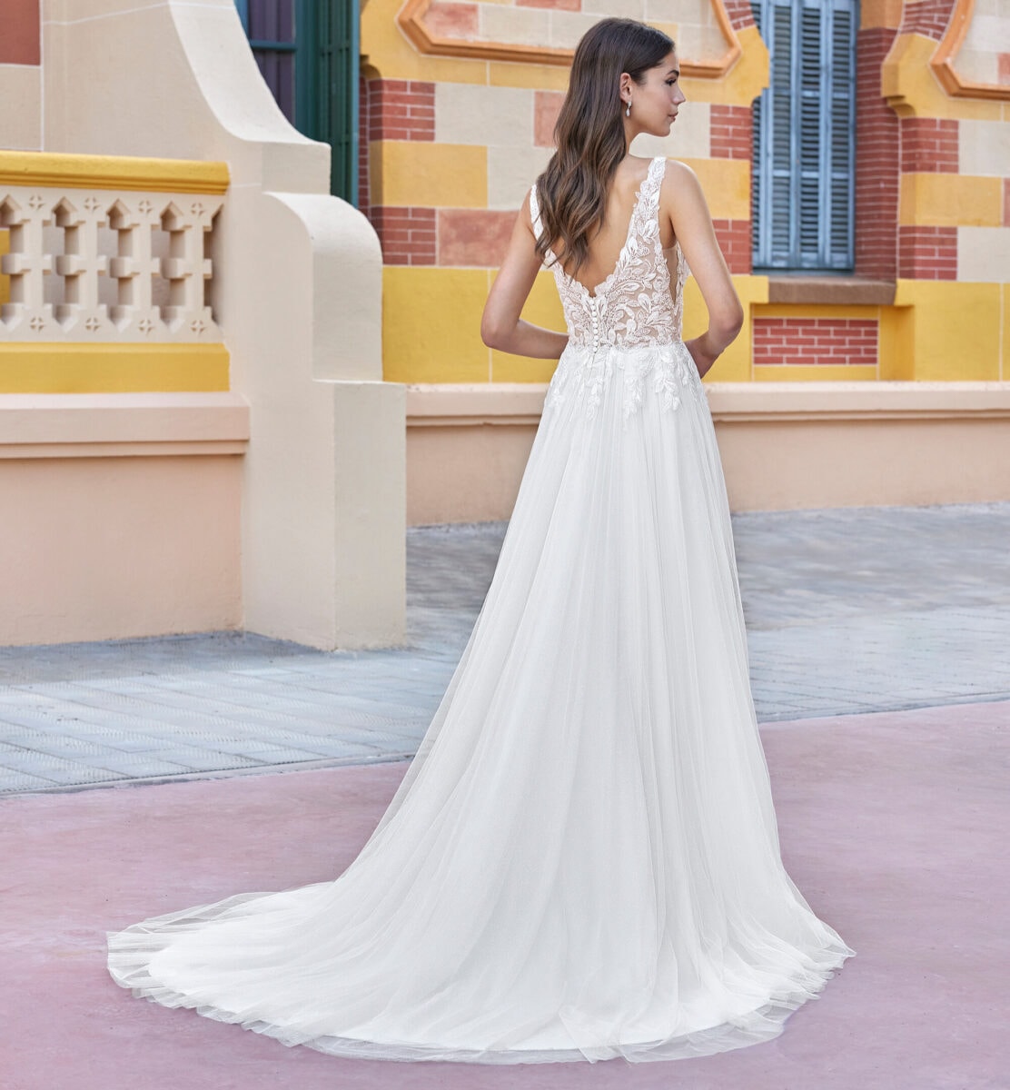 20029 dos Justin Alexander robe de mariée fluide épuré légère bohême top décolleté V dentelle jupe fluide tulle boutique de robes de mariée Paris