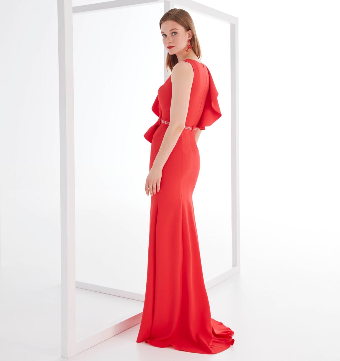 MG3744 dos Manu Garcia robe de soirée fourreau en crêpe encolure bateau volants traîne magasin de robes de soirée Paris