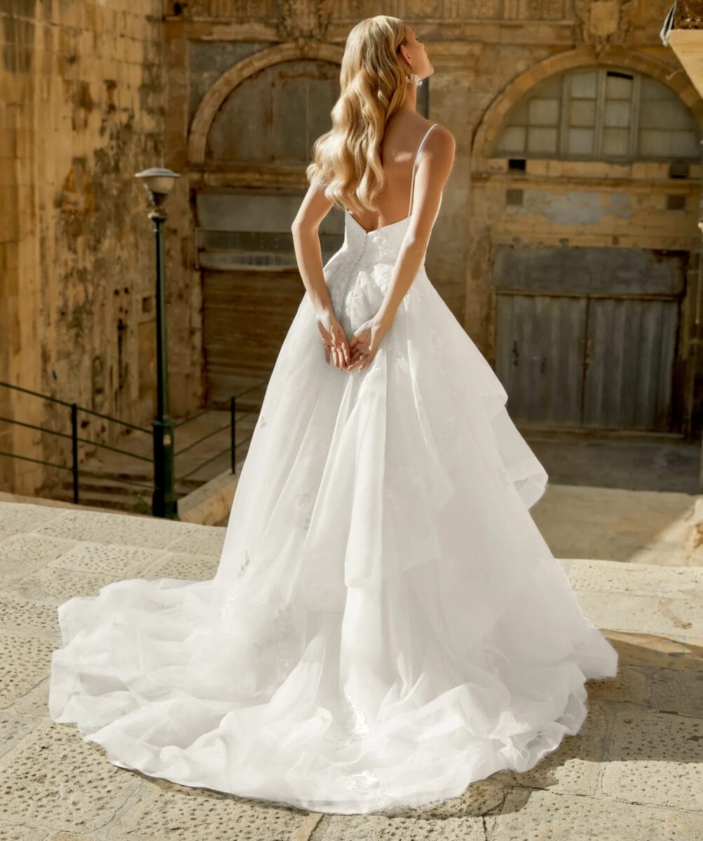 44499 dos Justin Alexander Adore robe de mariée princesse tulle dentelle bretelles fines traîne magasin de robes de mariée Annecy