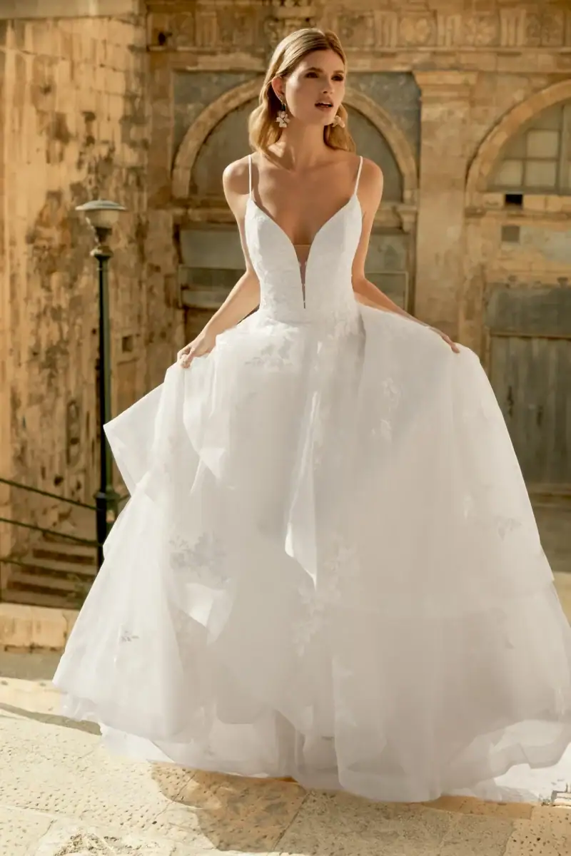 44499 face Justin Alexander Adore robe de mariée princesse tulle dentelle bretelles fines traîne magasin de robes de mariée Annecy