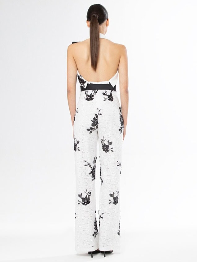 51566 dos Carla Ruiz combinaison pantalon dos nu encolure maéricaine pantalon droit ceinture taille noir et blanc tenue de soirée tenue de cocktail maman des mariés magasin de robes de soirée Paris