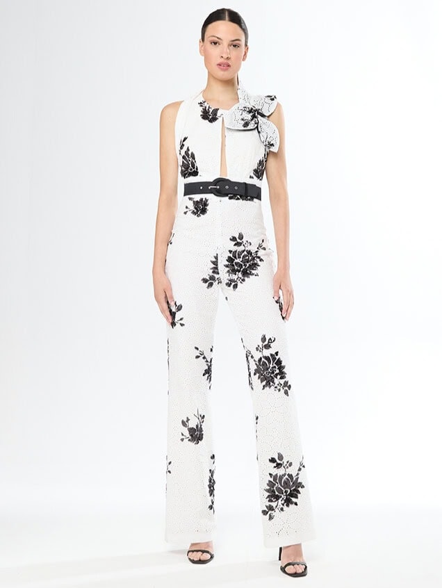 51566 face Carla Ruiz combinaison pantalon dos nu encolure maéricaine pantalon droit ceinture taille noir et blanc tenue de soirée tenue de cocktail maman des mariés magasin de robes de soirée Paris