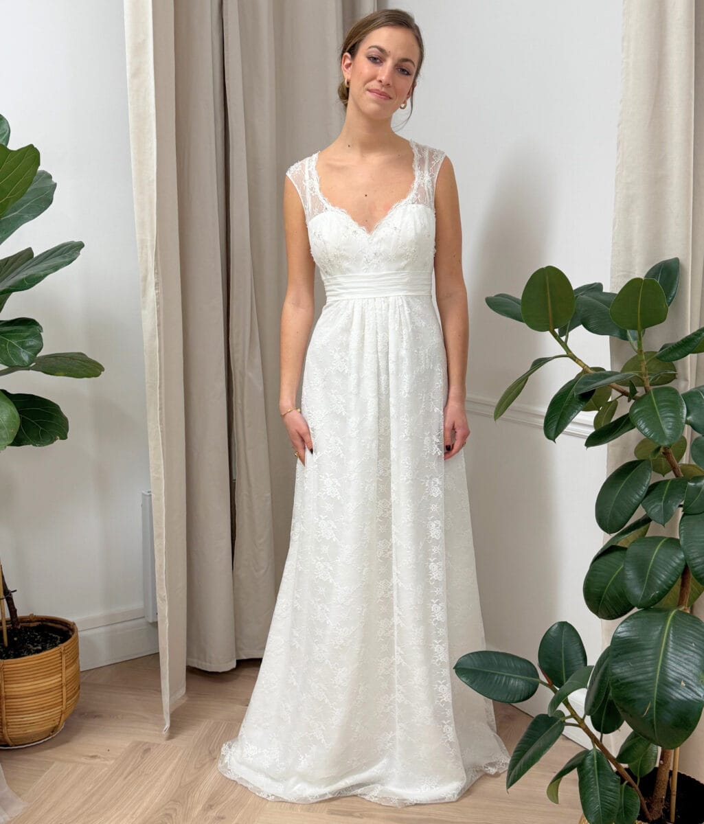 52046 face Ladybird robe de mariée fluide trapèze A-line en dentelle décolleté V bretelles dentelle ceinture drapée taille dos nu goutte boutique de robes de mariée Paris