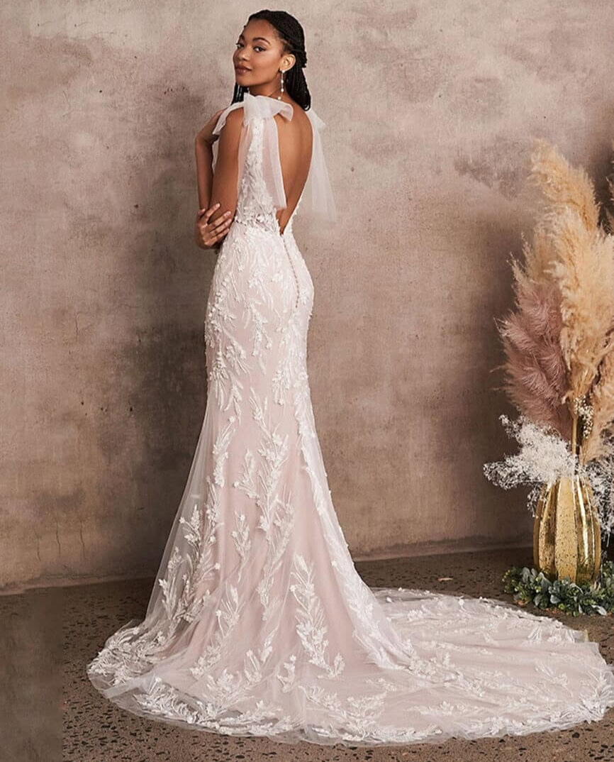 66212 dos Lillian West robe de mariée sirène dentelle top décolleté V bretelles traîne boutique de robes de mariée Paris