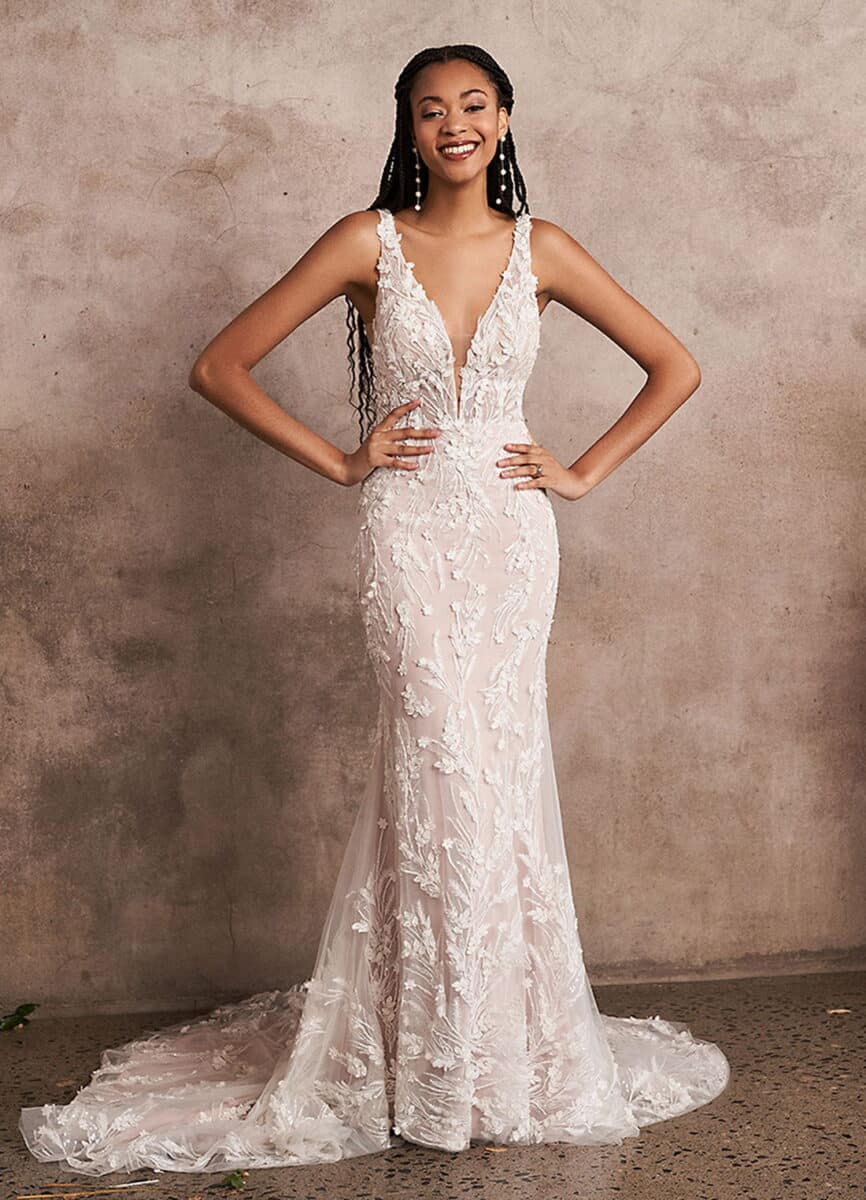 66212 face Lillian West robe de mariée sirène dentelle top décolleté V bretelles traîne boutique de robes de mariée Paris