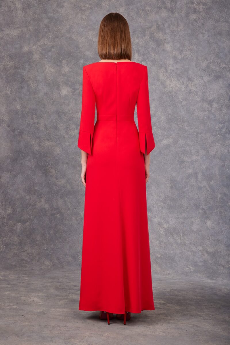 99500 dos Carla Ruiz robe de soirée longue crêpe top décolleté V manches longues 3:4 ceinture taille avec application florale jupe évasée à plis magasin de robes de soirée Paris