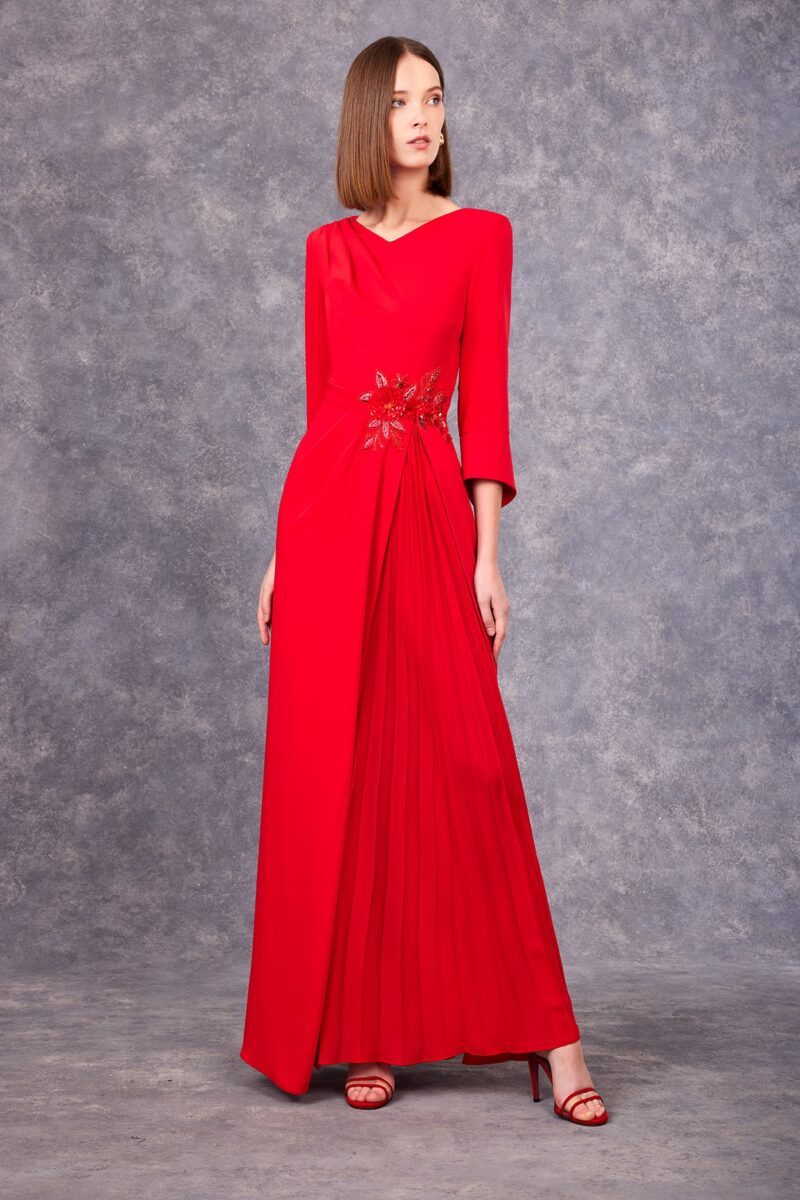 99500 face Carla Ruiz robe de soirée longue crêpe top décolleté V manches longues 3:4 ceinture taille avec application florale jupe évasée à plis magasin de robes de soirée Paris