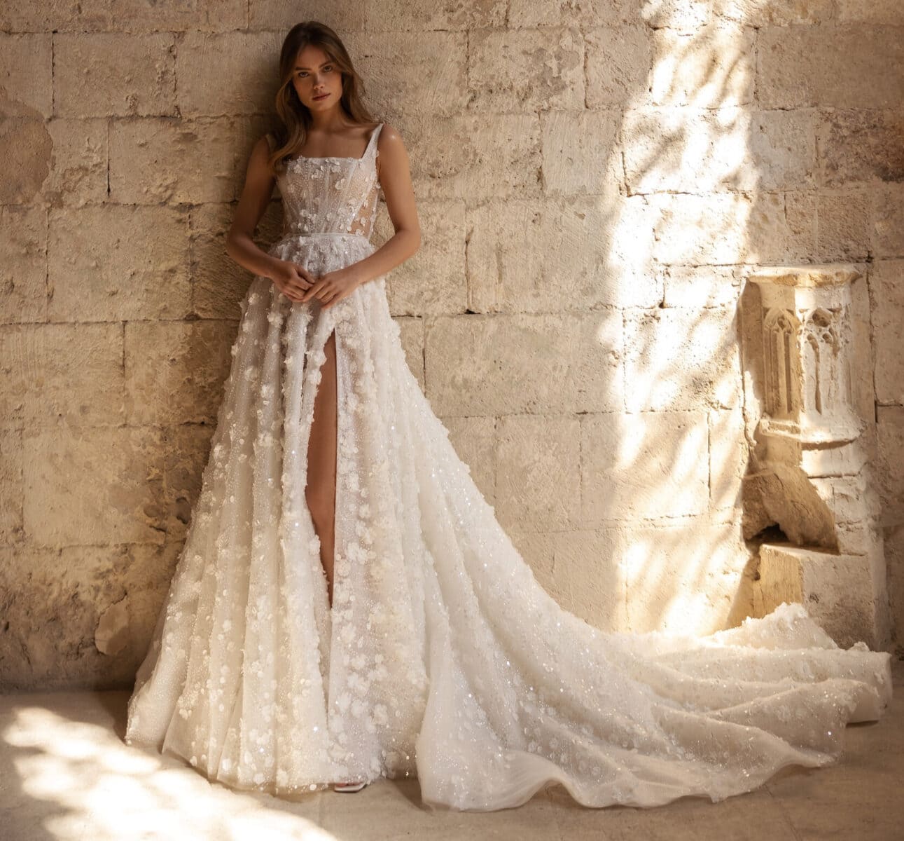 Afida face Eva Lendel robe de mariée A-line trapèze perlé top décolleté droit bretelles jupe fendue traîne magasin de robes de mariée Paris