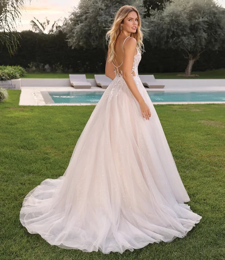 Agathe dos Ladybird Pronovias robe de mariée princesse tulle dentelle décolleté V bretelles fines magasin de robes de mariée Annecy