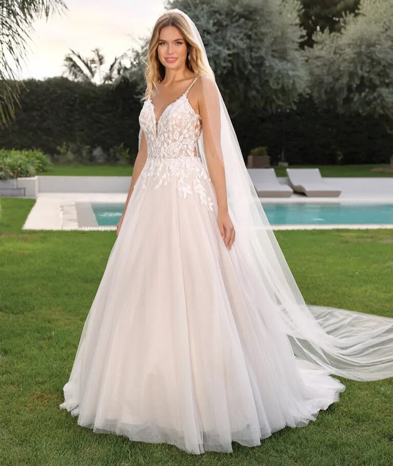 Agathe face Ladybird Pronovias robe de mariée princesse tulle dentelle décolleté V bretelles fines magasin de robes de mariée Annecy