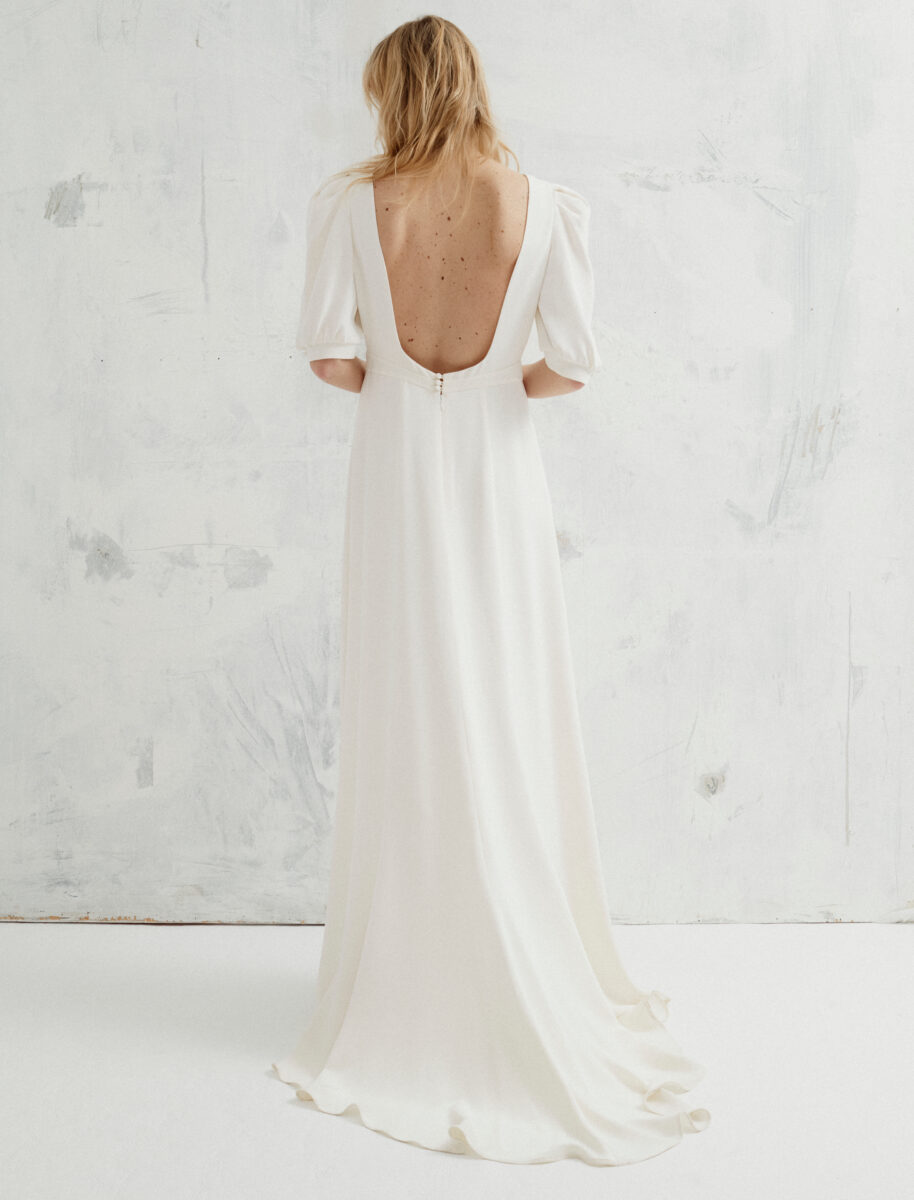 Ambre dos Carta Branca robe de mariée fluide crêpe décolleté V manches coudes jupe fendue ceinture taille magasin de robes de mariée Paris