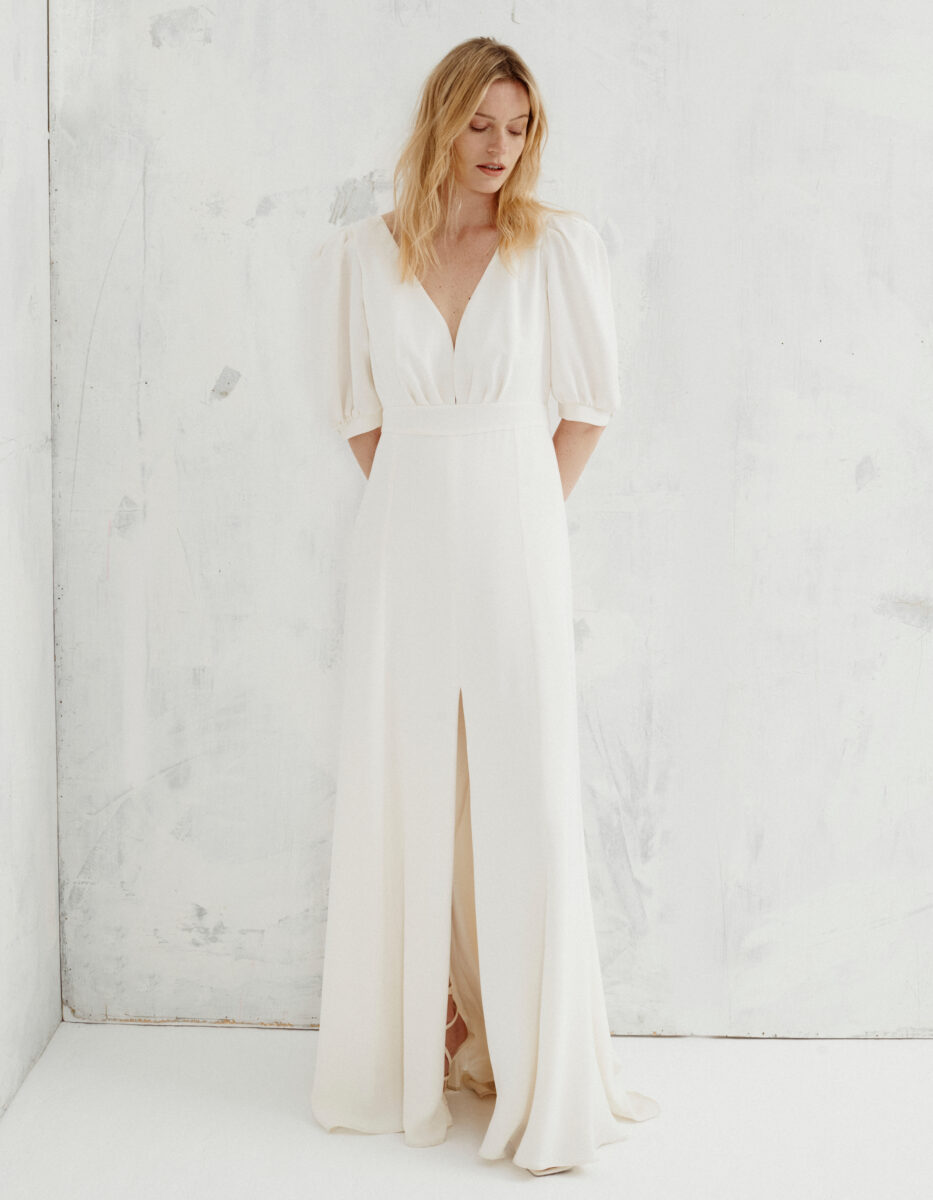 Ambre face Carta Branca robe de mariée fluide crêpe décolleté V manches coudes jupe fendue ceinture taille magasin de robes de mariée Paris
